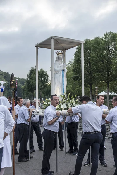 Lourdes, Frankrike 24 juni 2019: förberedelser för att gå ut till — Stockfoto