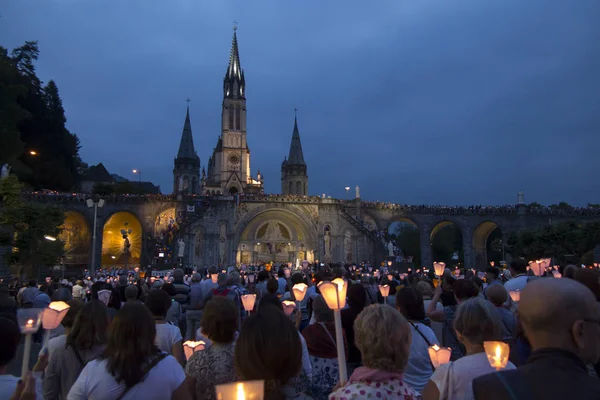 Lourdes, Frankrike, 24 juni 2019: kvälls procession med ljus a — Stockfoto
