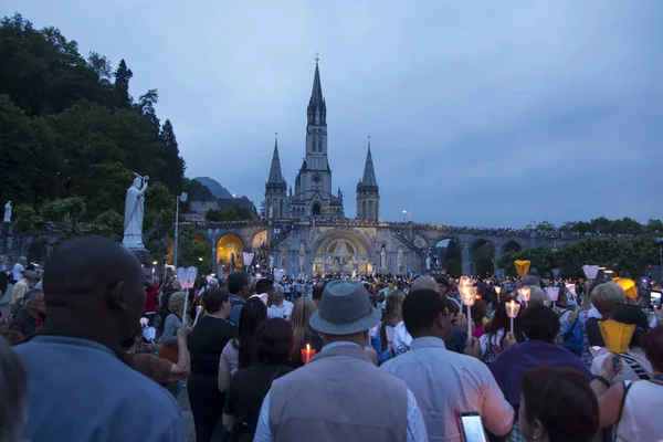 Lourdes, Francie, 24. června 2019: večerní průvod se svíčkami a — Stock fotografie