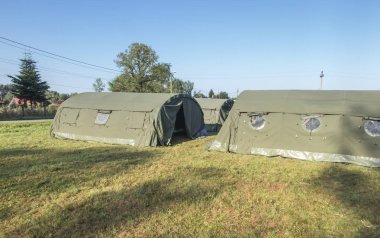 büyük, yeşil, askeri tuval çadırları 