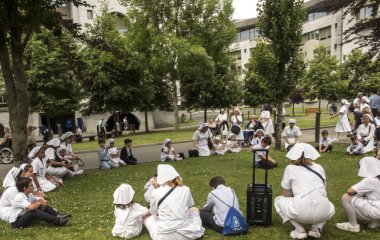 Lourdes, Fransa 24 Haziran 2019: Gönüllüler hasta olsun yardım t