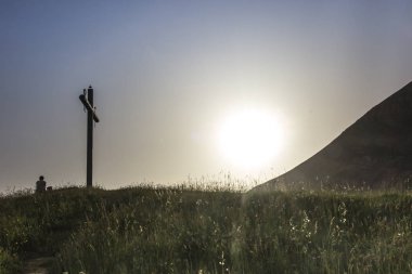 Frenc'teki La Salette Tapınağı'nın üzerindeki tepede çapraz