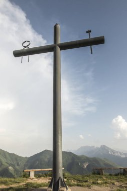 Frenc'teki La Salette Tapınağı'nın üzerindeki tepede çapraz