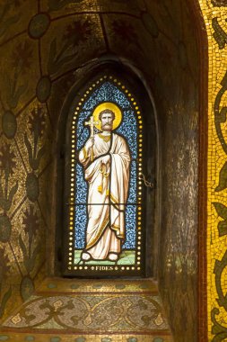 Lourdes, Fransa, 24 Haziran 2019: Lourdes'teki Immaculate Conception Bazilikası'ndaki vitray pencere, 