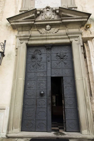 Porta della chiesa dell'abbazia benedettina di Tyniec vicino a Craco — Foto Stock