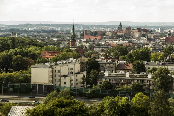 Vista da Cracóvia moderna e histórica de Krakus Mound — Fotografia de Stock