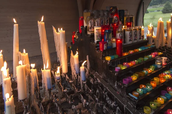 Zapálené svíčky u Marianové svatyně v Lourdes — Stock fotografie