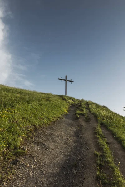 Cruce en la colina sobre el Santuario de La Salette en el Frenc —  Fotos de Stock