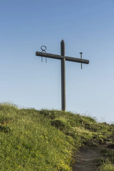Kreuz auf dem Hügel über dem Heiligtum von la salette in der Französisch — Stockfoto