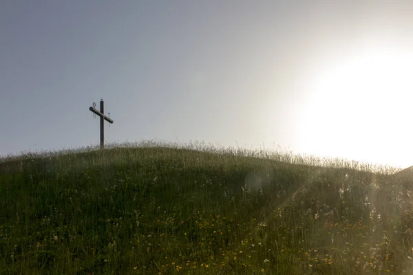 Croce sulla collina sopra il Santuario di La Salette in Francia — Foto Stock