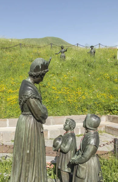 Standbeeld beeltenis van onze lieve vrouw van La Salette in een heiligdom in de Alpen — Stockfoto