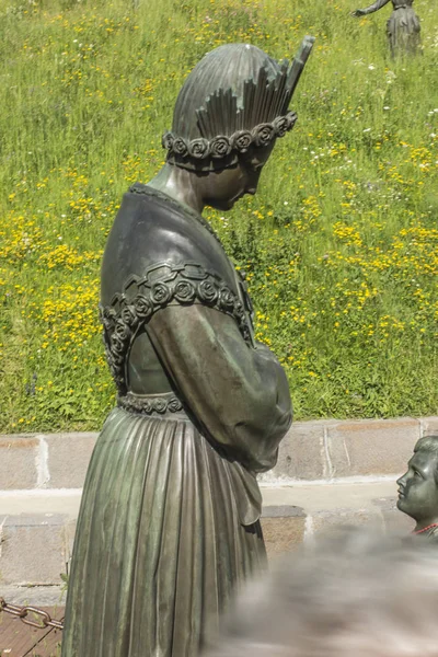 Staty föreställande Our Lady of La Salette i en fristad i Alperna — Stockfoto