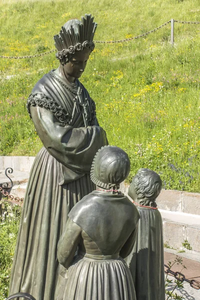 Standbeeld beeltenis van onze lieve vrouw van La Salette in een heiligdom in de Alpen — Stockfoto