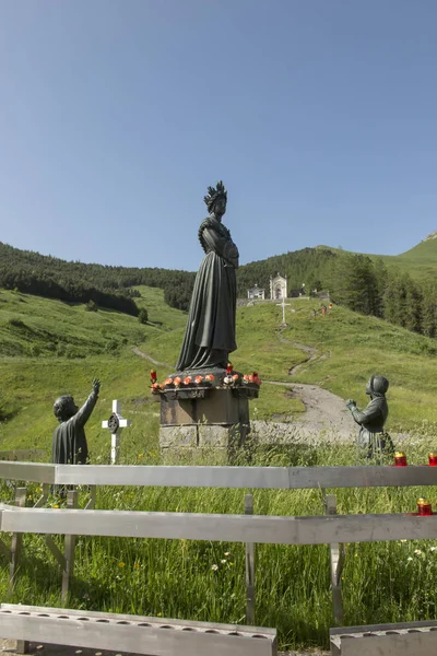 Standbeeld beeltenis van onze lieve vrouw van La Salette in een heiligdom in de Alpen — Stockfoto