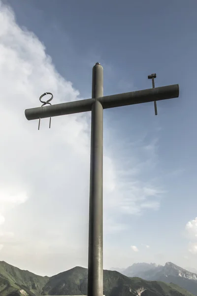 Kruis op de heuvel boven het heiligdom van La Salette in de Frenc — Stockfoto