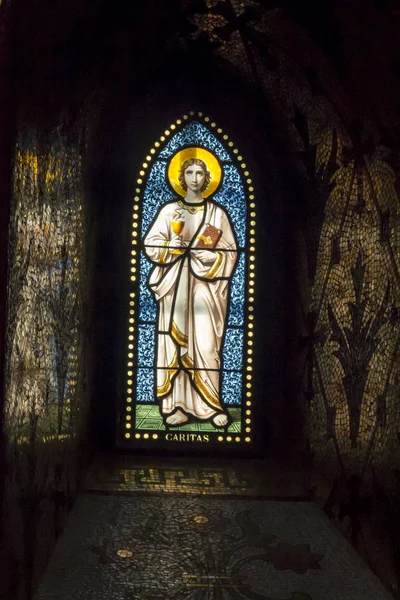 Lourdes, Frankrike, 24. juni 2019: Glassmaleri i Basilica – stockfoto