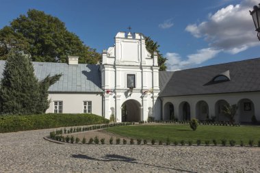 Tapınak, Polonya 'nın doğusunda, Lublin yakınlarında Chelm' de Bakire Meryem Bazilikası. Tapınakla çevre park arasındaki kapı..
