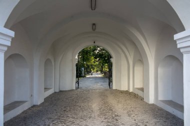 Tapınak, Polonya 'nın doğusunda, Lublin yakınlarında Chelm' de Bakire Meryem Bazilikası. Tapınakla çevre park arasındaki kapı..