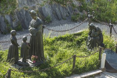 Alpler'deki bir tapınakta La Salette Leydimizi tasvir eden heykel