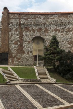 Polonya 'da Krakow yakınlarında Tyniec' teki Benedictine Manastırı. Duvarın bir parçası ve karakteristik bir... 