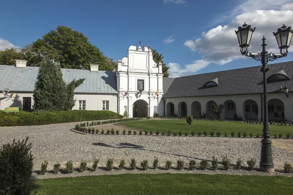 Tapınak, Polonya 'nın doğusunda, Lublin yakınlarında Chelm' de Bakire Meryem Bazilikası. Tapınakla çevre park arasındaki kapı..