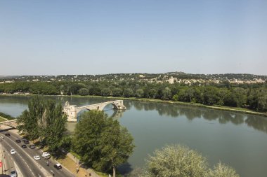 Avignon köprüsü olarak bilinen Saint Bnzet köprüsü Villeneuve les vignon şehrine bakıyor. Vaucluse. Fransa.