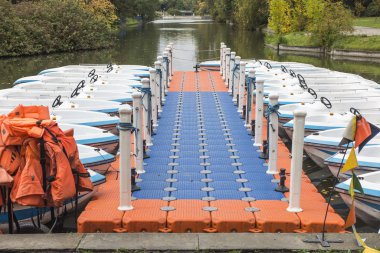 Geçici bir yat limanı ve Silesian Pa 'da bir gölette demirlenmiş tekneler.