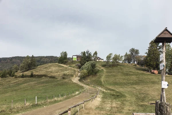 Salão pastoral da montanha, vista de Hala Boracz e à distância — Fotografia de Stock