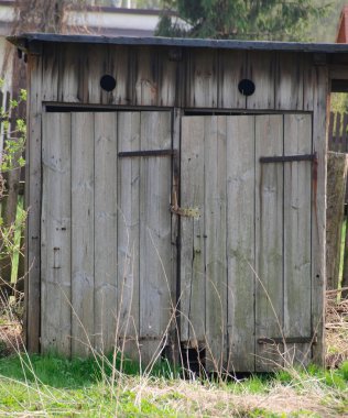 Eski zamanlardan geriye kalan bir şey. Bir zamanlar tuvalet olabilecek ahşap bir kulübe.
