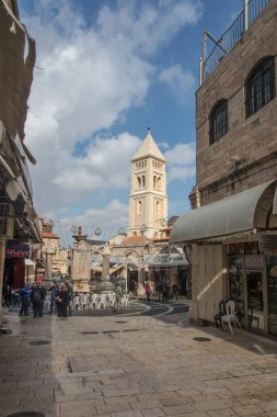JERUSALEM ISRAEL, 29 Ocak 2020: Eski Kudüs Şehri - Hristiyan Mahallesi, boş sokak ve meydan iyi hava koşullarında. Kudüs, İsrail