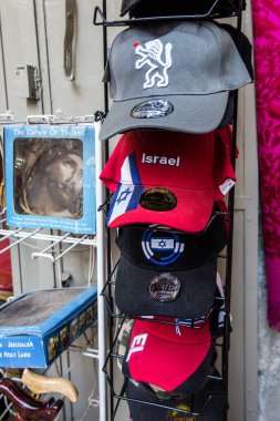 Kudüs, İsrail 'deki bir pazar yerinde çeşitli hediyelik eşyalar.