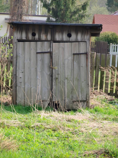 旧的木制棚屋 可能曾经是一个田园厕所 — 图库照片