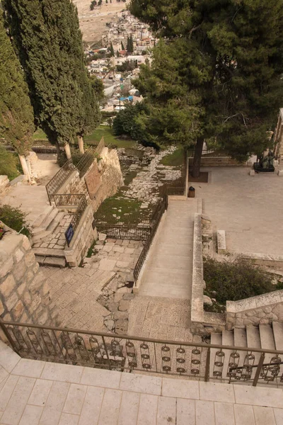 ガリカンツの聖ペテロ教会近くのエルサレム イスラエル 古代の階段 多くのキリスト教徒は イエスがゲッセマネの園に彼の逮捕の夜までこの道を辿られたと信じています — ストック写真