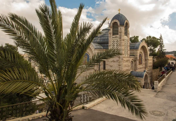 ヤシの木の眺めと イスラエルの旧市街地エルサレムのシオン山のガリカントゥの聖ペテロ教会の眺め — ストック写真