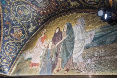 JERUSALEM ISRAEL, 29 Ocak 2020: Golgotha, İsa 'nın çarmıha gerildiği yer Kutsal Mezar Bazilikası. Duvarlarda ve tavanda renkli mozaikler var. Kudüs. İsrail.