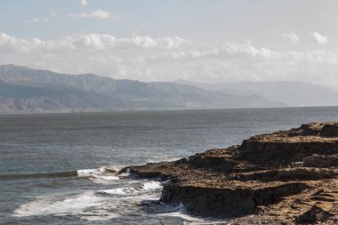 İsrail 'de Ölü Deniz kıyısının bir parçası