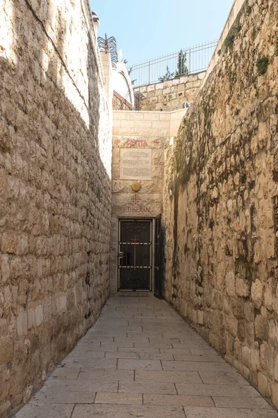Jerusalem Israel ゲッセマネの洞窟への入り口 オリーブ園の近くの自然の洞窟内にあるチャペル ここはユダ イスカリオテがイエスを裏切った場所です — ストック写真