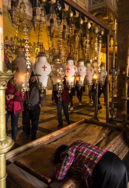 JERUSALEM, ISRAEL - 29 Ocak 2020: Kutsal Mezar Kilisesi, İsa 'nın bedeninin gömülmeden önce, İsrail ve Kudüs' te vaftiz edildiği söylenen Kutsama Taşı