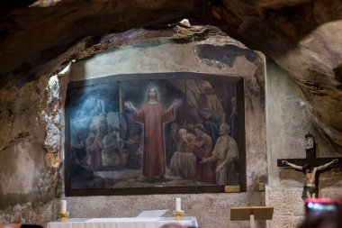 JERUSALEM, ISRAEL - Stcznia 30, 2020: Gethsemane Grotto 'nun iç manzarası - zeytin bahçesinin yakınındaki doğal mağarada bulunan şapel. Burası Judas Iscariot 'un İsa' ya ihanet ettiği yer..