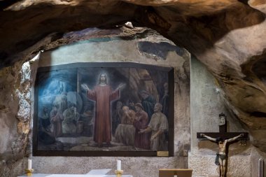 JERUSALEM, ISRAEL - Stcznia 30, 2020: Gethsemane Grotto 'nun iç manzarası - zeytin bahçesinin yakınındaki doğal mağarada bulunan şapel. Burası Judas Iscariot 'un İsa' ya ihanet ettiği yer..