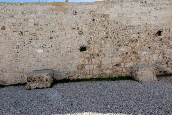 エルサレム イスラエル 2020年1月30日 エレオン山の昇天礼拝堂の近くのフェンスの壁にある控えめなコプトとシリアの石の祭壇 イスラエルの東エルサレムのオリーブ山 — ストック写真