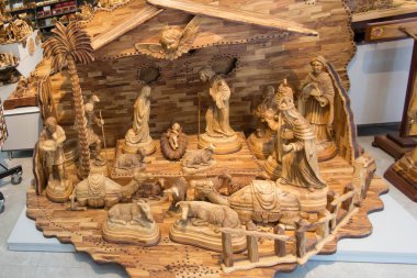 Bebek İsa 'nın İsa' nın doğumu sahnesi ahırda. Meryem ve Yusuf 'un silueti içinde. Etrafı hayvanlarla çevrili ve üç bilge adam büyücü. Beytüllahim 'de satılık zeytin ağacı heykelleri.