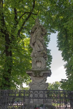 Aziz Prokopa 'nın eski heykeli Polonya' nın güneyinden, Czestochowa 'daki Jasna Gora' da, Kutsal Bakire Meryem mabedinin önünde duruyordu.