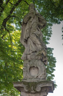 Aziz Prokopa 'nın eski heykeli Polonya' nın güneyinden, Czestochowa 'daki Jasna Gora' da, Kutsal Bakire Meryem mabedinin önünde duruyordu.