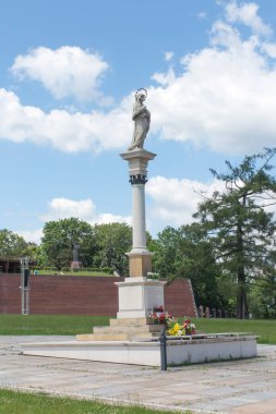 Jasna Gora Manastırı 'nın önündeki meydanın ortasında Meryem Anıtı - Czestochowa (Heykel Kamila Drapikowski))