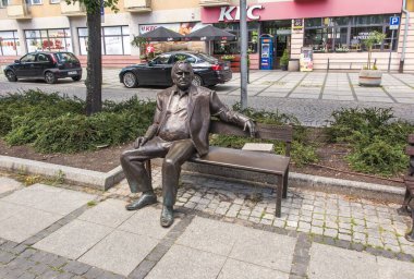 Czestochowa, Polonya, 23 Haziran 2020: Czestochowa 'daki Kutsal Bakire Meryem Bulvarı' nda anıt - bank - aktör Marek Perepeczko. Yazarı, heykeltıraş Wojciech Pondel 'dir.