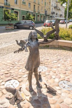 Czestochowa, Polonya, 23 Haziran 2020 Covid-19 salgını nedeniyle kapalı, Czestochowa 'daki Kutsal Bakire Meryem Bulvarı' nda kuşları olan bir kız figürüyle sokak çeşmesi