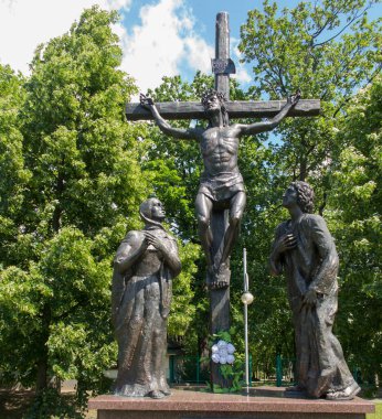 Czestochowa, Polonya, 23 Haziran 2020 Jasna Gora 'nın etrafındaki Kutsal Tespih Sırrı. Acı verici sırlar, çarmıha gerilme. Zakopane Tomasz Ross 'tan tasarım ve performans sanatçısı.