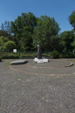 Czestochowa, Polonya, 23 Haziran 2020: Polonya 'nın Czestochowa kentindeki Jasnogorski Sığınağı' nın önündeki parkın girişindeki mübarek rahip Jerzy Popieluszko anıtı