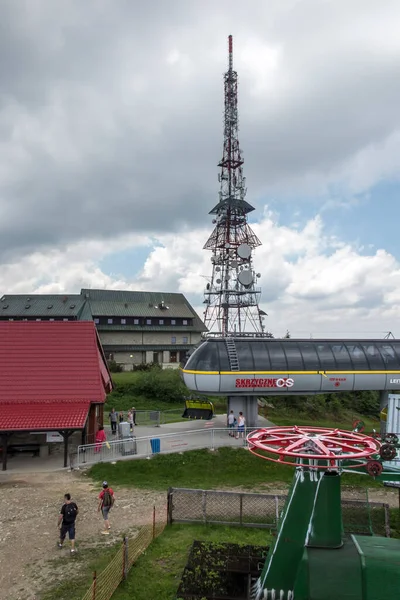 Skrzyczne ポーランド 2020年7月4日 ピーク ベスキディ スラスキ山脈 ポーランド の観光ホステル 気象観測所 電話塔と椅子リフトステーション — ストック写真